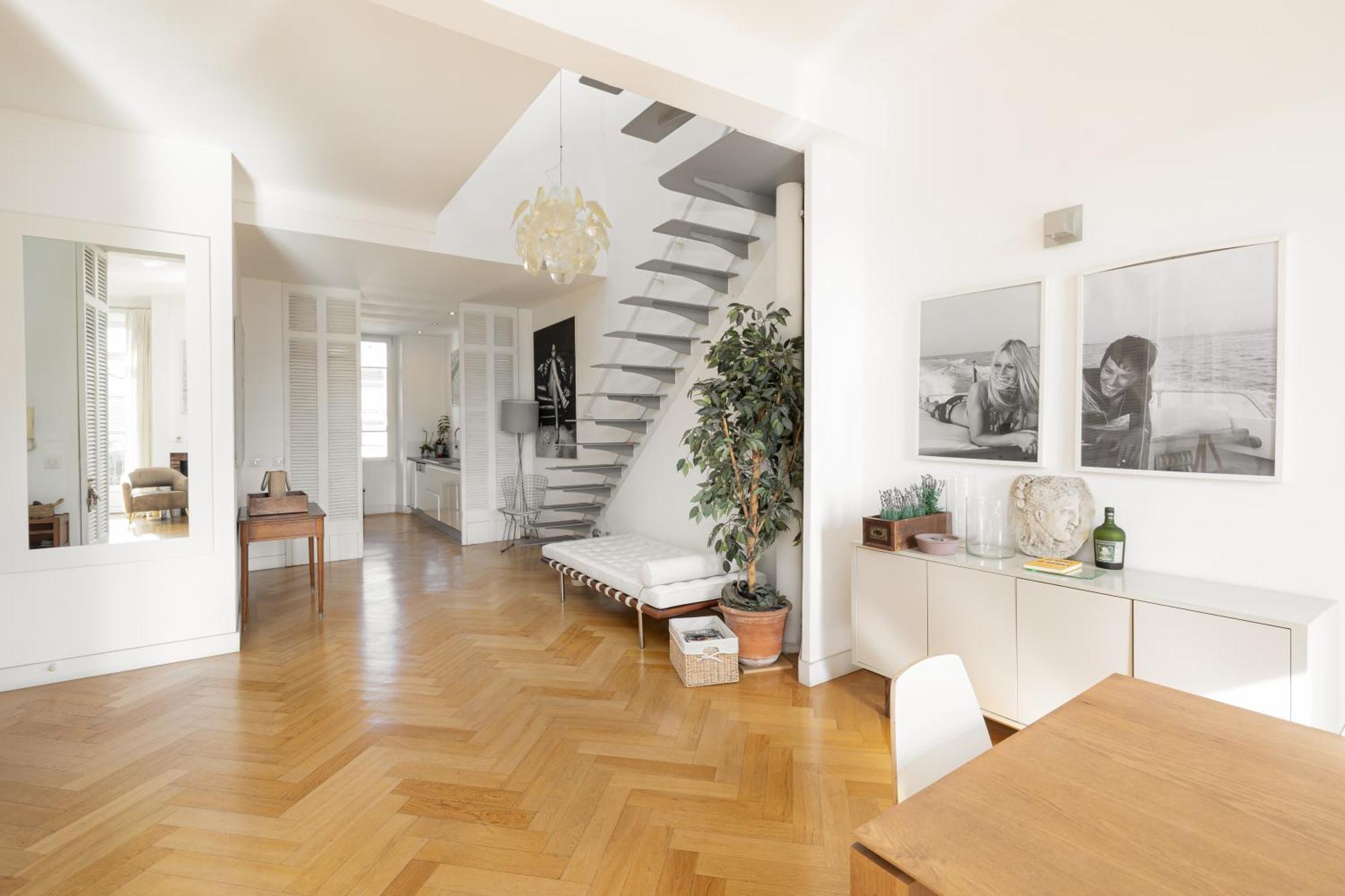 Center Of 100m2 Bright Apartment *