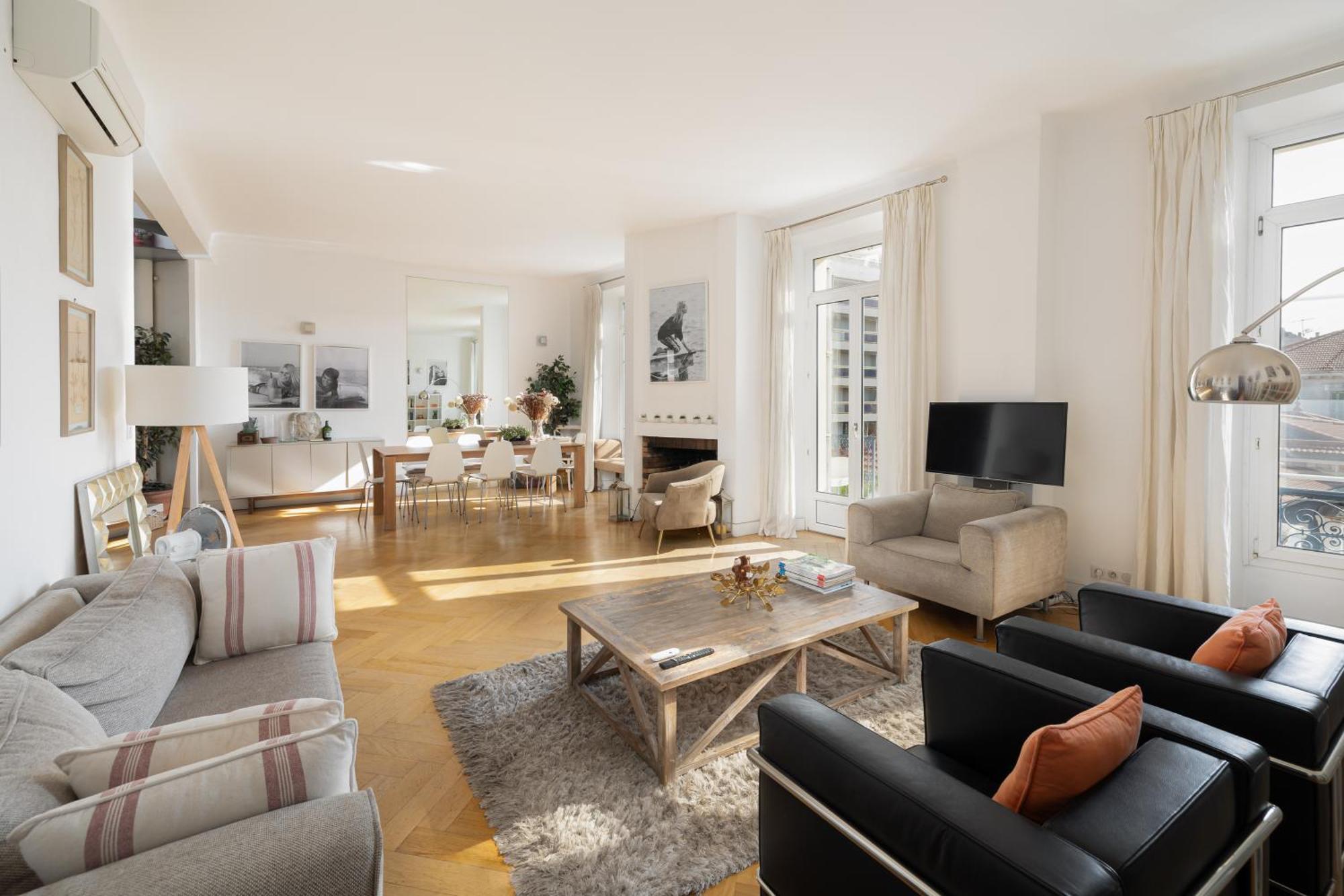 Center Of 100m2 Bright Apartment *